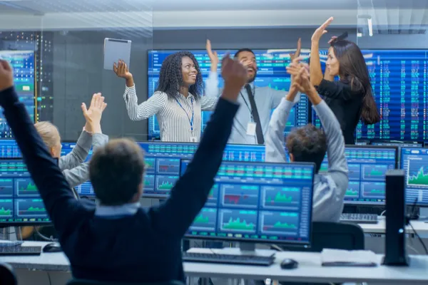 Community & Mentorship Access connects traders with experienced mentors and an active trading community.